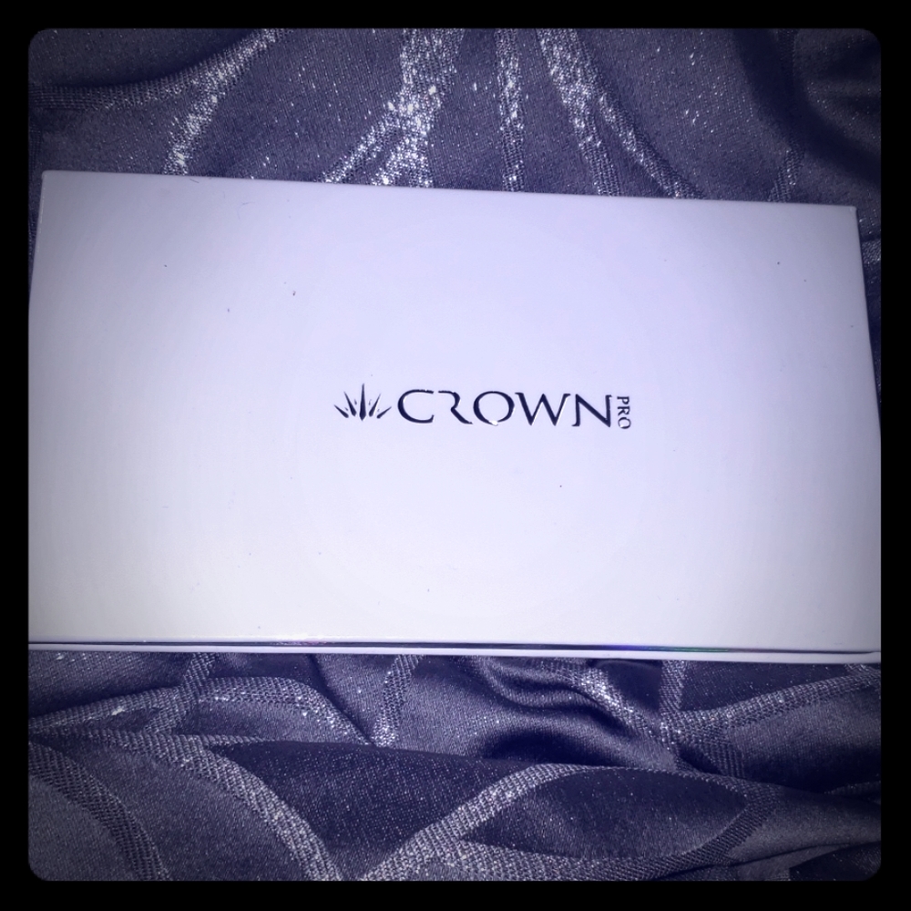 Crown eyeshadow
